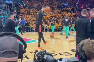 文班赛前热身秀了一把颠球，这脚法有点东西啊！