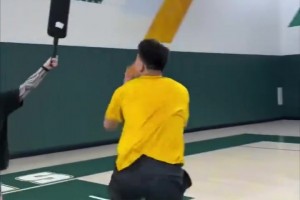 王俊杰最新训练：秀霸气战斧劈扣！各种拉杆上篮！